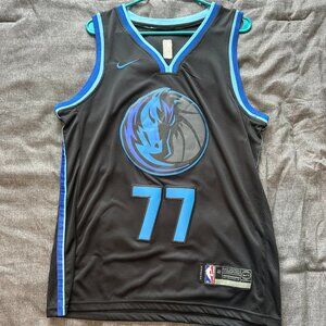 Nike Luka Doncic Dallas Mavericks Jersey- Medium